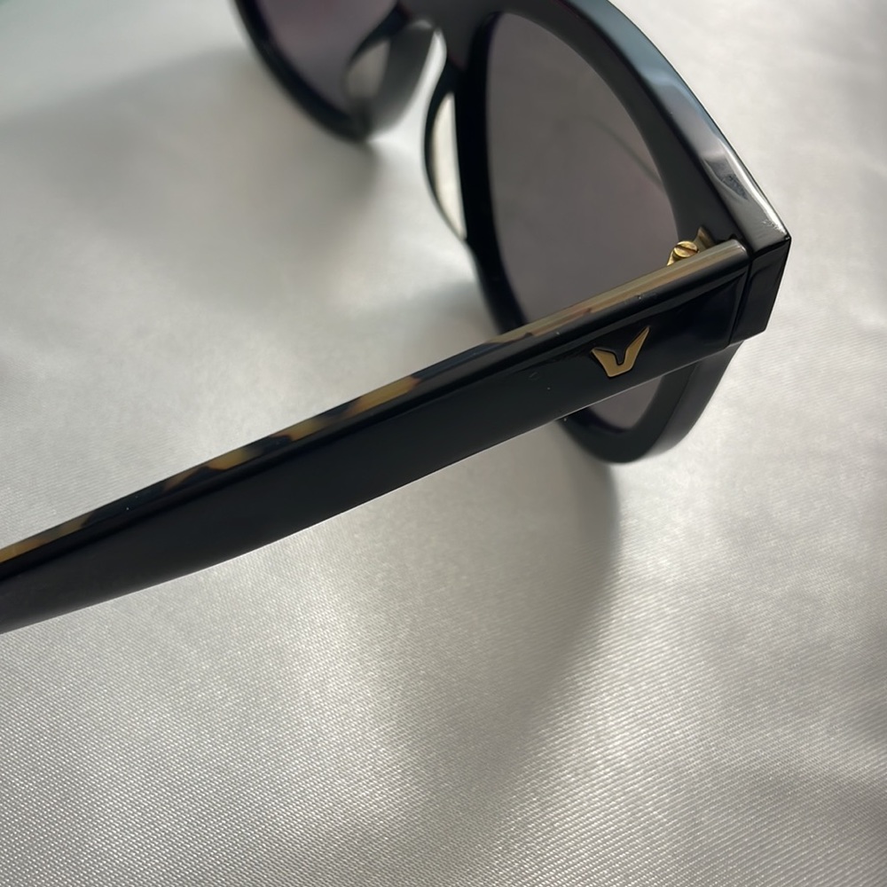 Gentle Monster Mirrored Thick Frame Sunglasses. Didi.D Gem